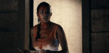 Jessia Lucas som Olivia i Evil Dead 2013 (TriStar/Sony)