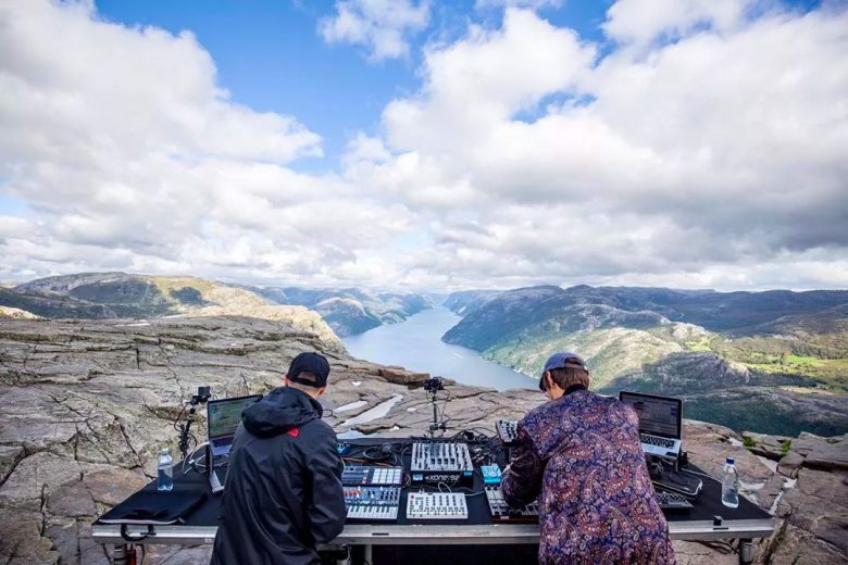Jonas Saalbach & Einmusik live from Lysefjord, Norway (Cercle/Facebook)
