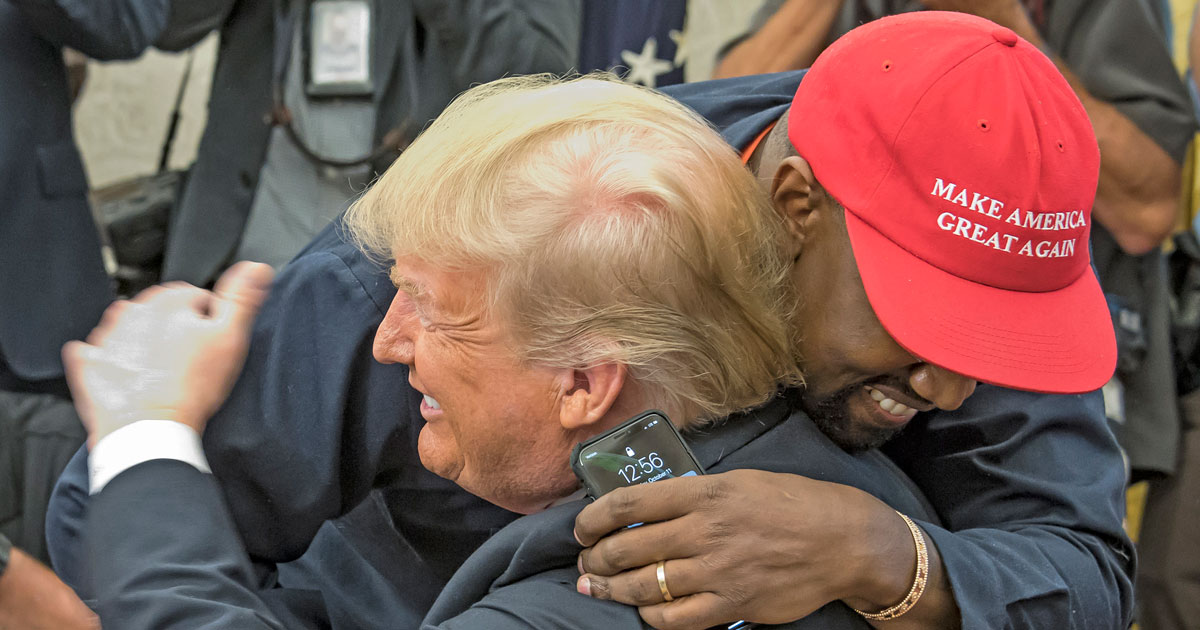 Kanye West og Donald Trump klemmer i Det hvite hus oktober 2018 (Consolidated News/Getty)