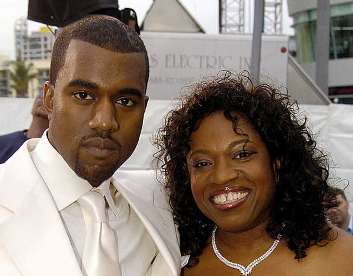 Kanye West og moren Donda West på Grammys i 2005 (Jeff Kravitz/FilmMagic)