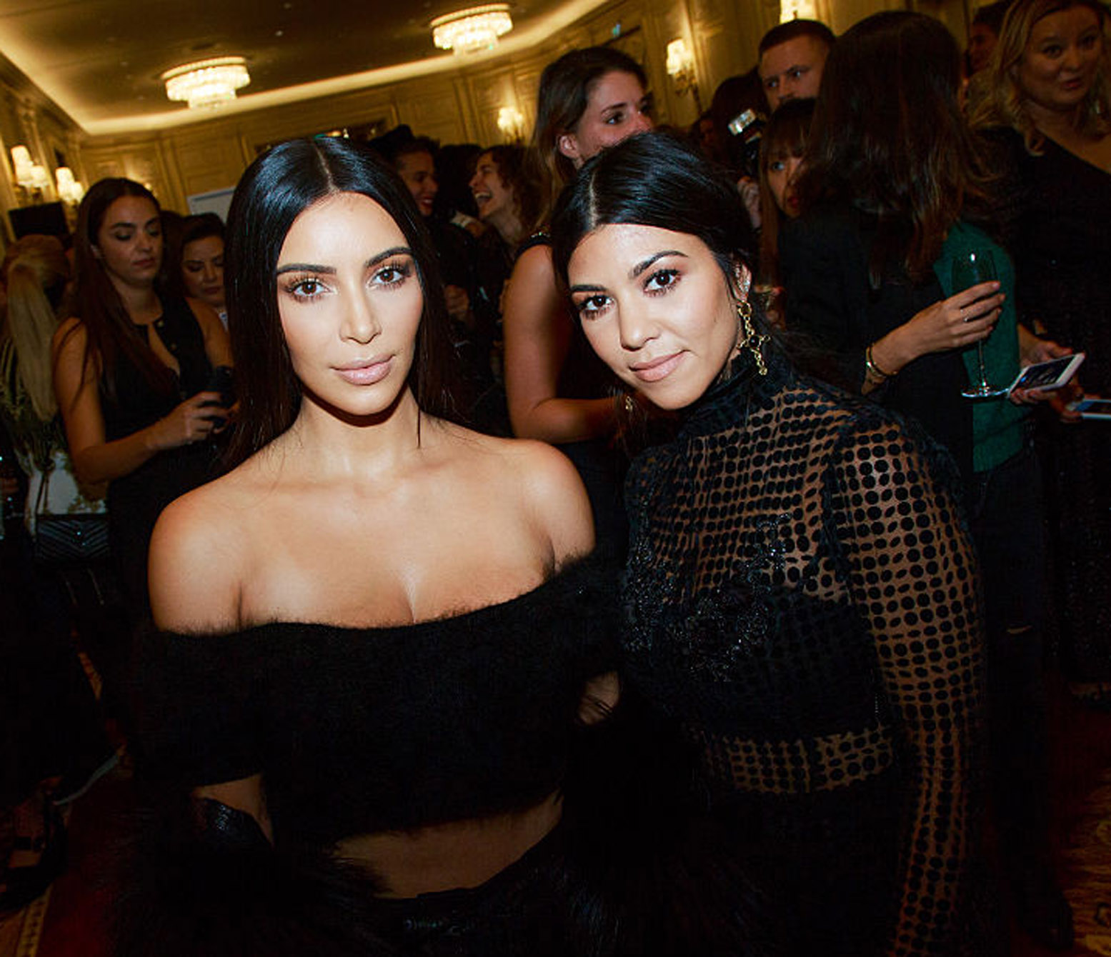 Kim og Kourtney Kardashian på Paris Fashion Week (Victor Boyko/Getty)