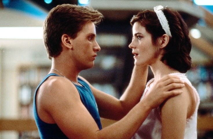 Emilio Estevez og Ally Sheedy: Sports-jock faller brått paladask for innadvendt «weirdo» etter at hun får make-over fra filmens «babe» (Universal Pictures)