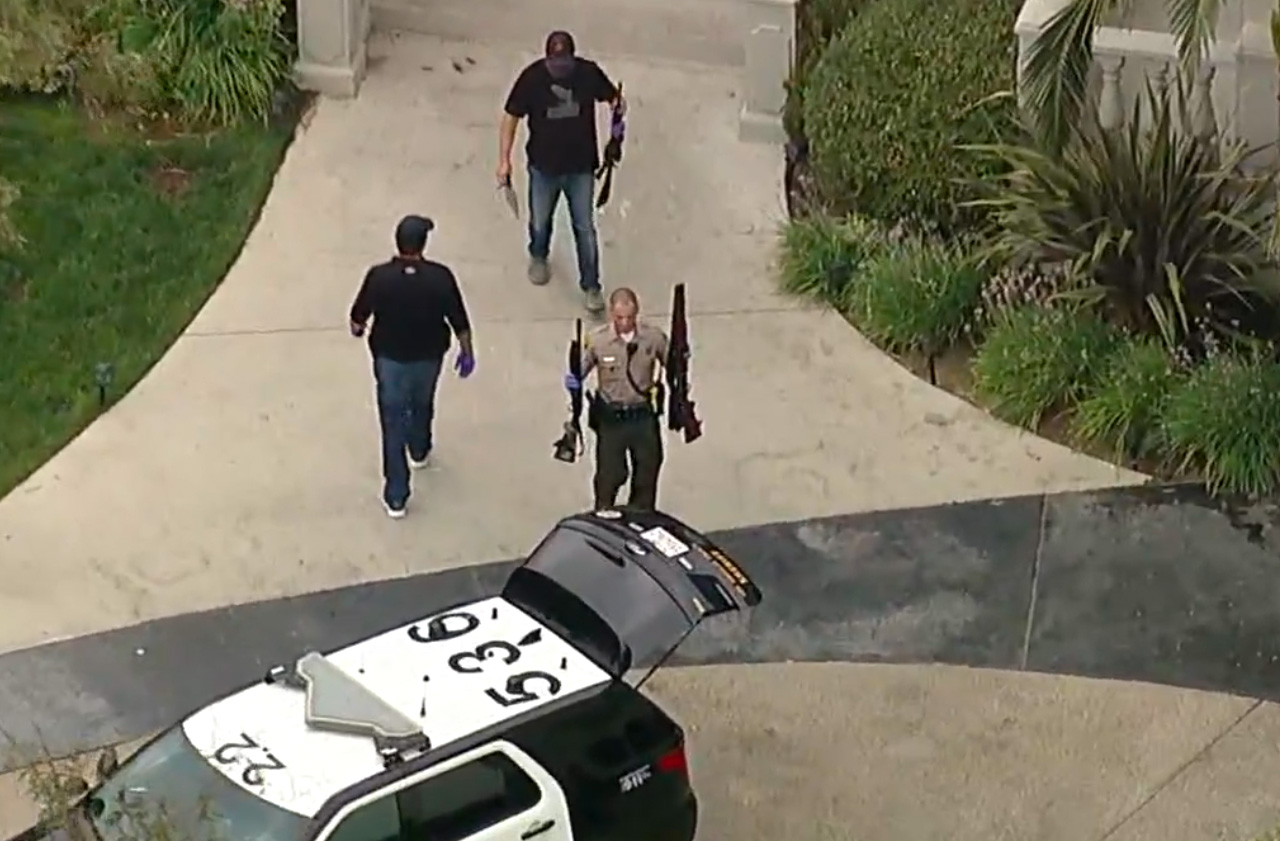FBI og LAPD beslaglegger våpen hos Jake Paul (skjermbilde ABC7)