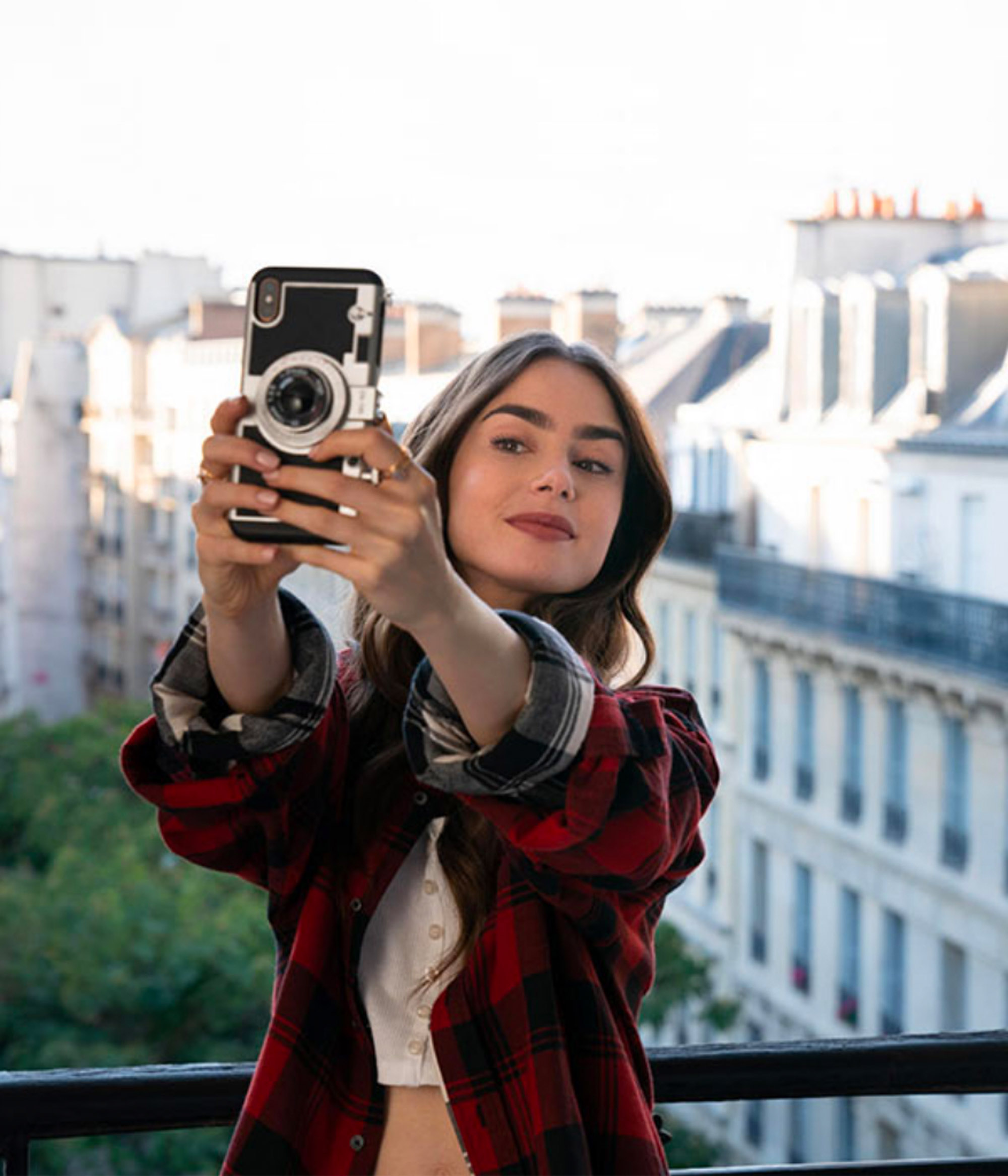 Lily Collins som Emily i Paris (Netflix)