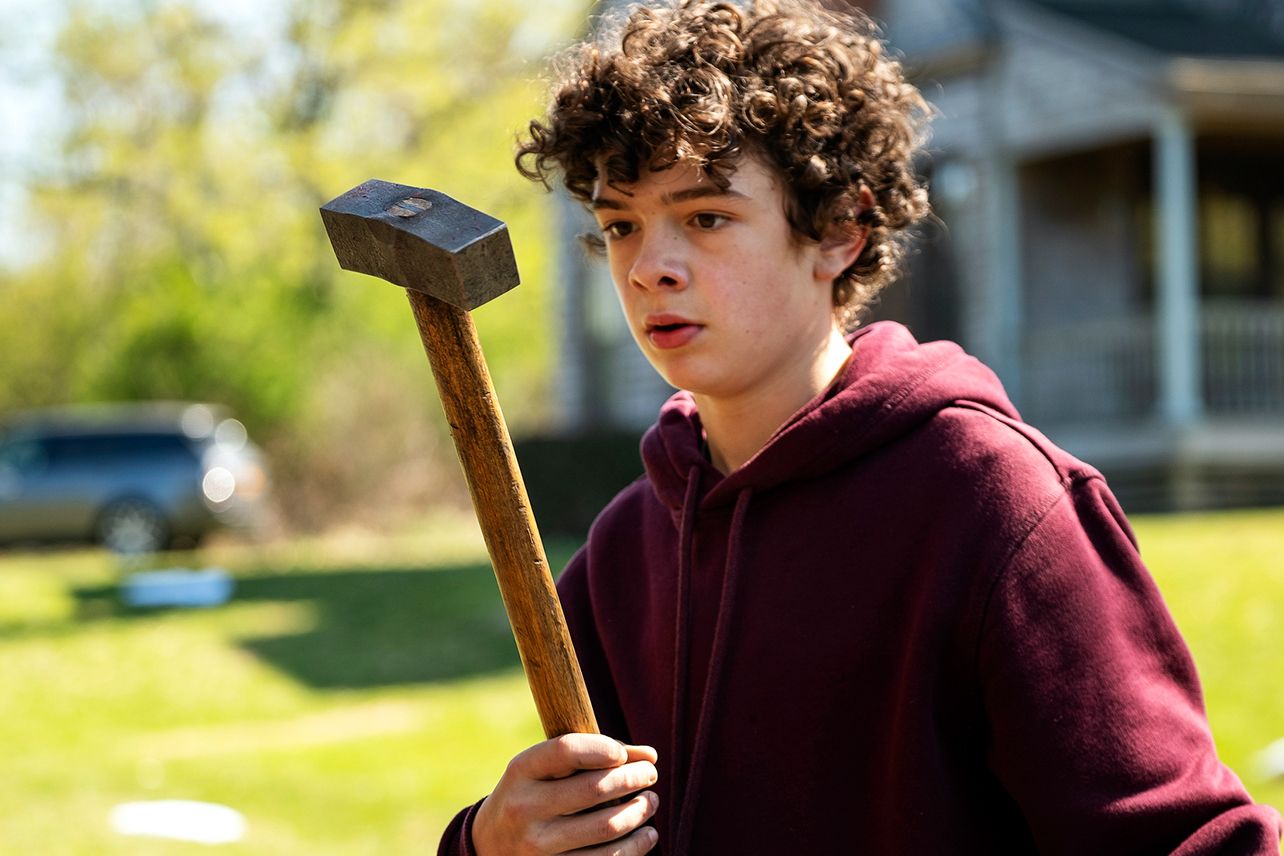 London-gutten Noah Casford Jupe som New York-gutten Henry (HBO Max)