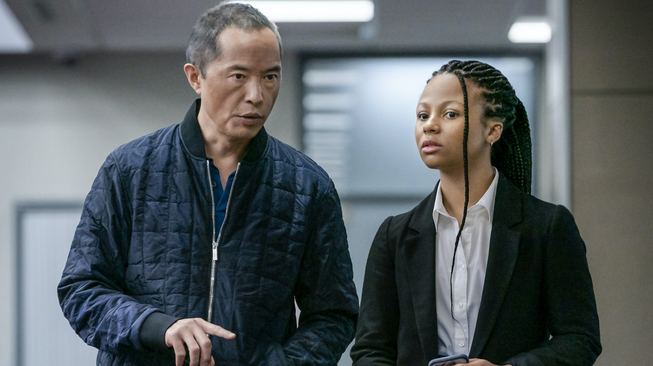 Ken Leung som Eric Tao, Myha'la Herrold som Harper Stern (BBC/HBO Nordic)