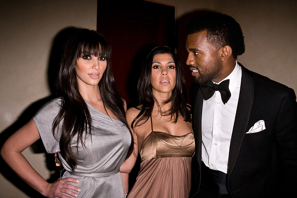 Kanye skal ha prøvd å date Kim i mange år før hun til slutt ble sjarmert. Her er de med Kims storesøster Kourtney på fest i 2008 (Michael Bezjian/WireImage)