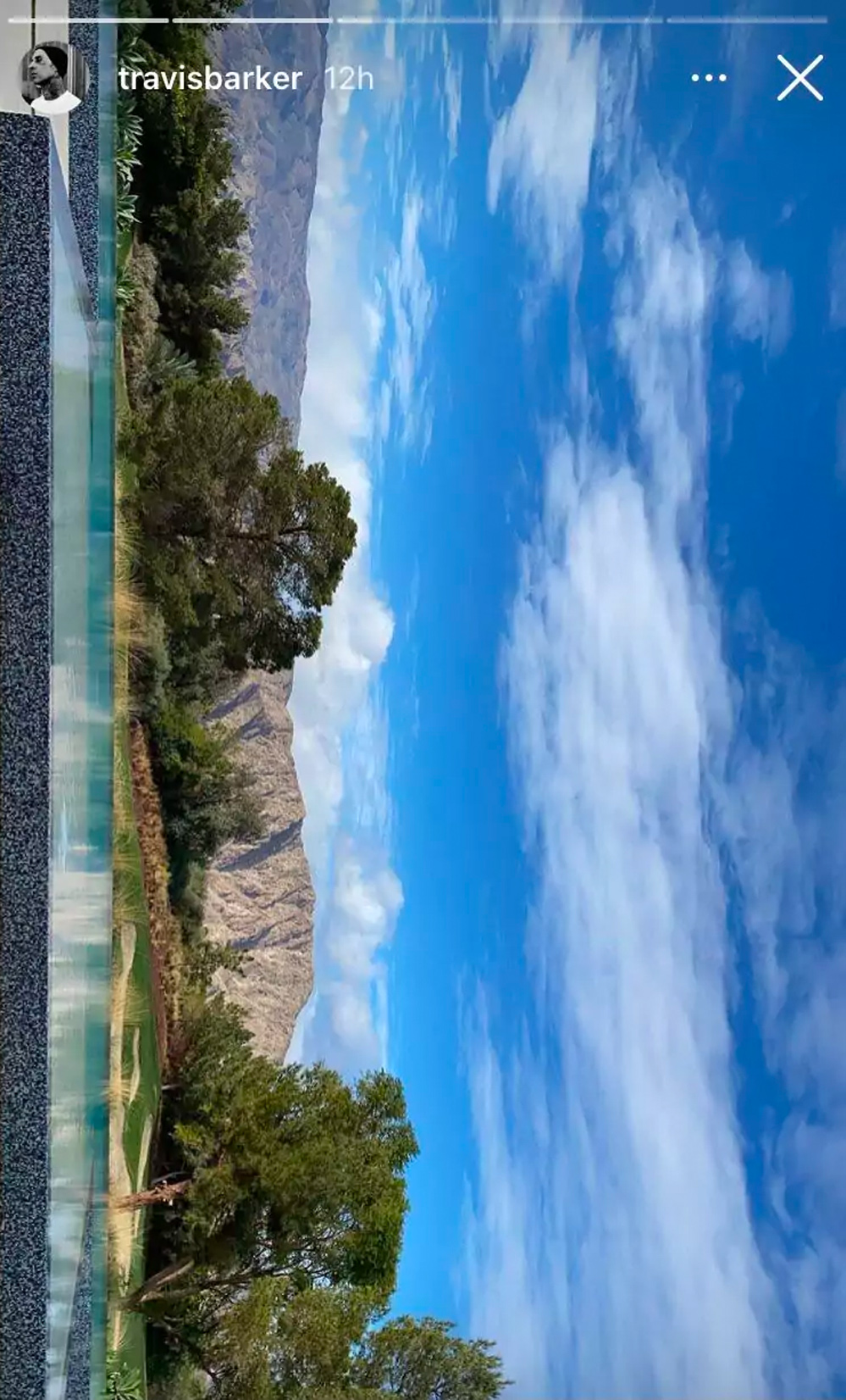 Travis Barker koser seg ved Kris Jenners basseng i Palm Springs (Instagram/travisbarker)