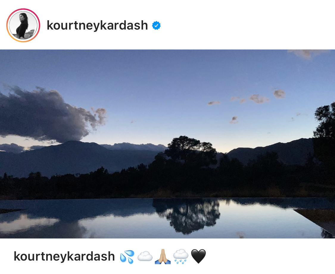 Kourtney Kardashian koser seg ved Kris Jenners basseng i Palm Springs (Instagram/kourtneykardash)