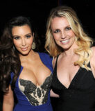Kim Kardashian og Britney Spears på Clive Davis’ Grammy-fest på The Beverly Hilton Hotel i 2012 (Lester Cohen/WireImage)