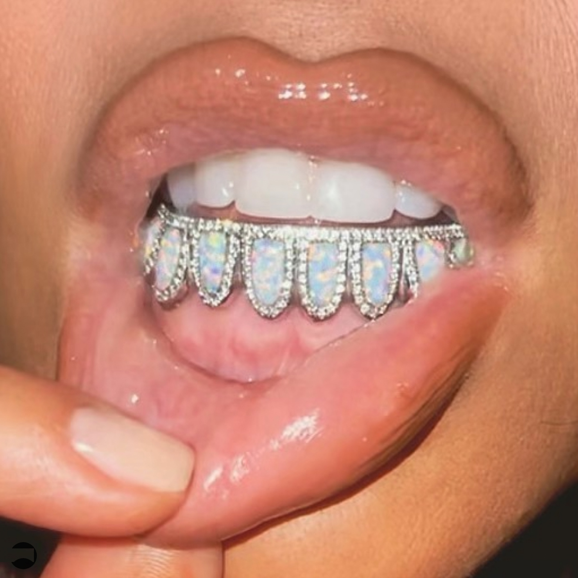 Kim Kardashian med diamantgrill fra Gabby Elan Jewelry, som også pyntet to av tennene til Dua Lipa med sommerfugler under forrige helgs Grammys (Instagram/kimkardashian)