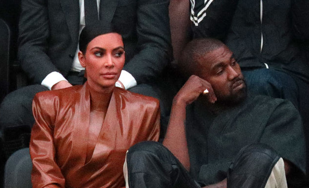Kim Kardashian og Kanye West på Balenciaga-showet under Paris Fashion Week i mars 2020 (Pierre Suu/Getty)