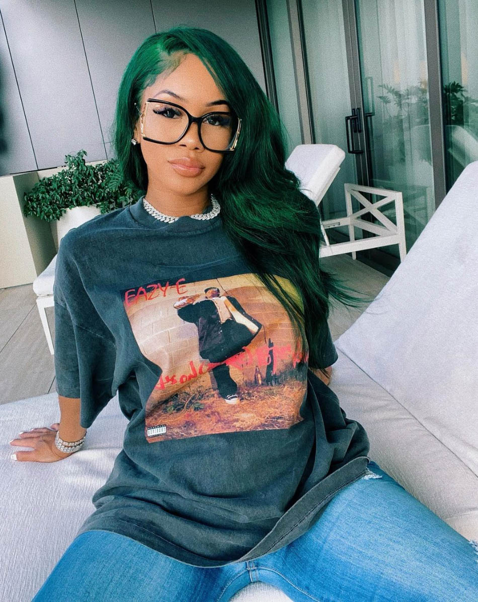 Saweetie med Eazy-E-t-skjorte (Instagram/saweetie)