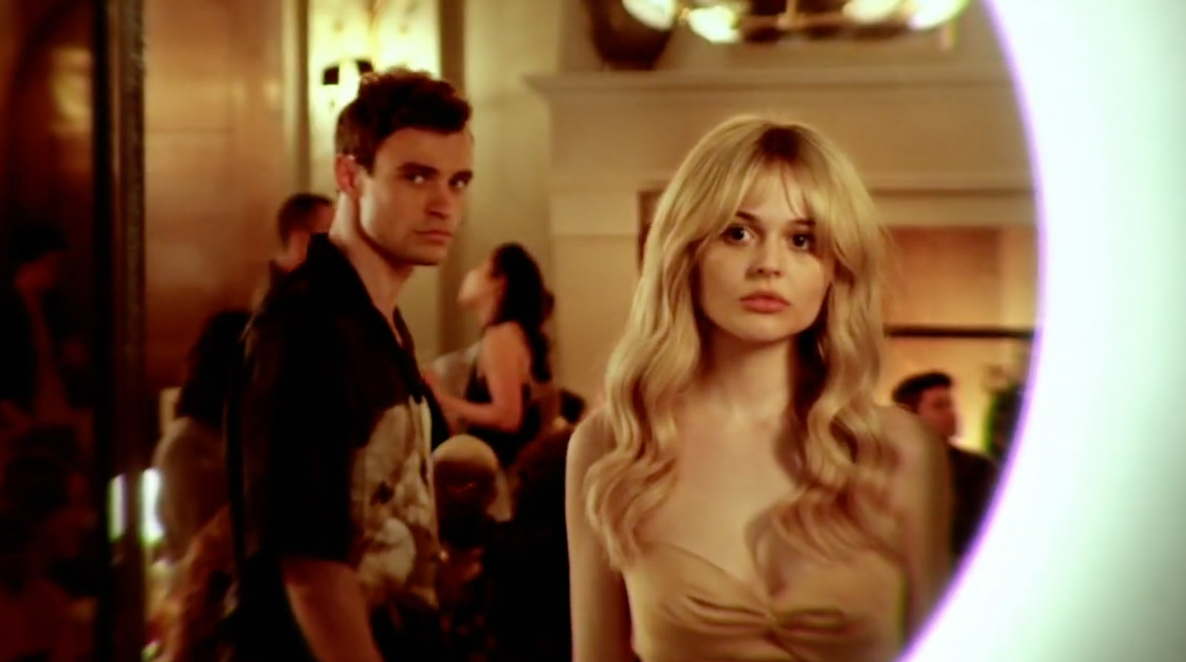 Thomas Doherty som Max Wolfe, Emily Alyn Lind som Audrey Hope (HBO)