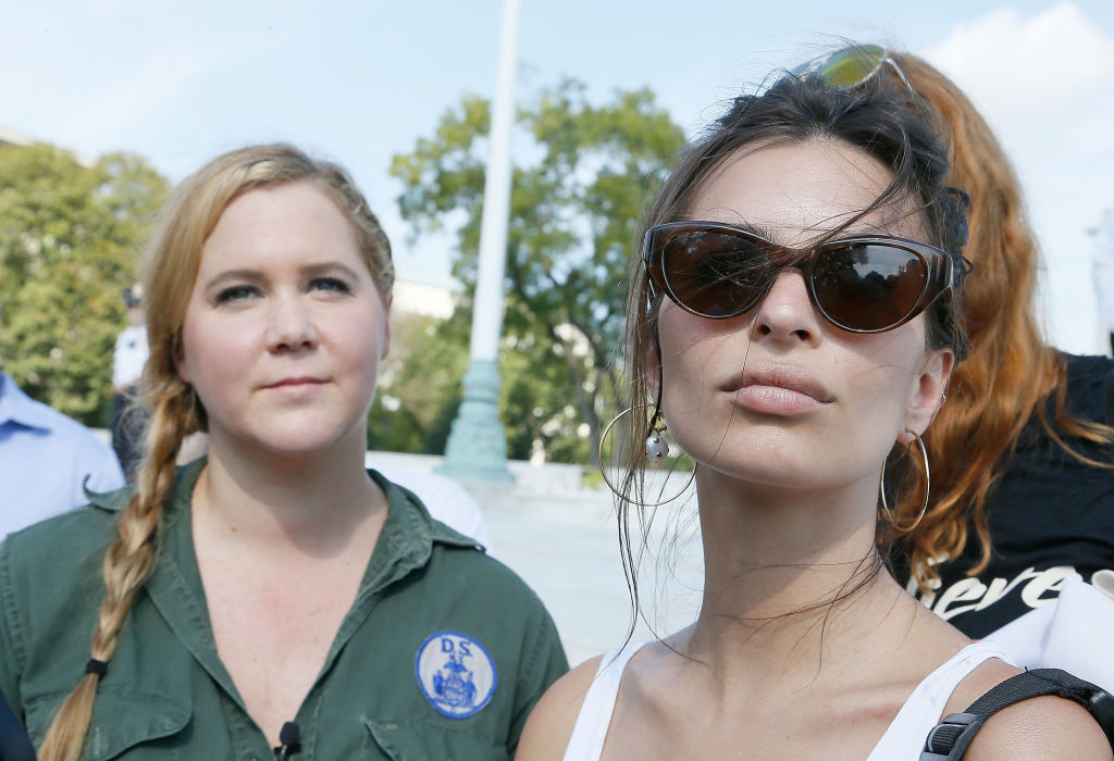 Amy Schumer og Emily Ratajkowski demonstrerer mot Brett Kavanaugh i Washington, DC i 2018 (Paul Morigi/WireImage)