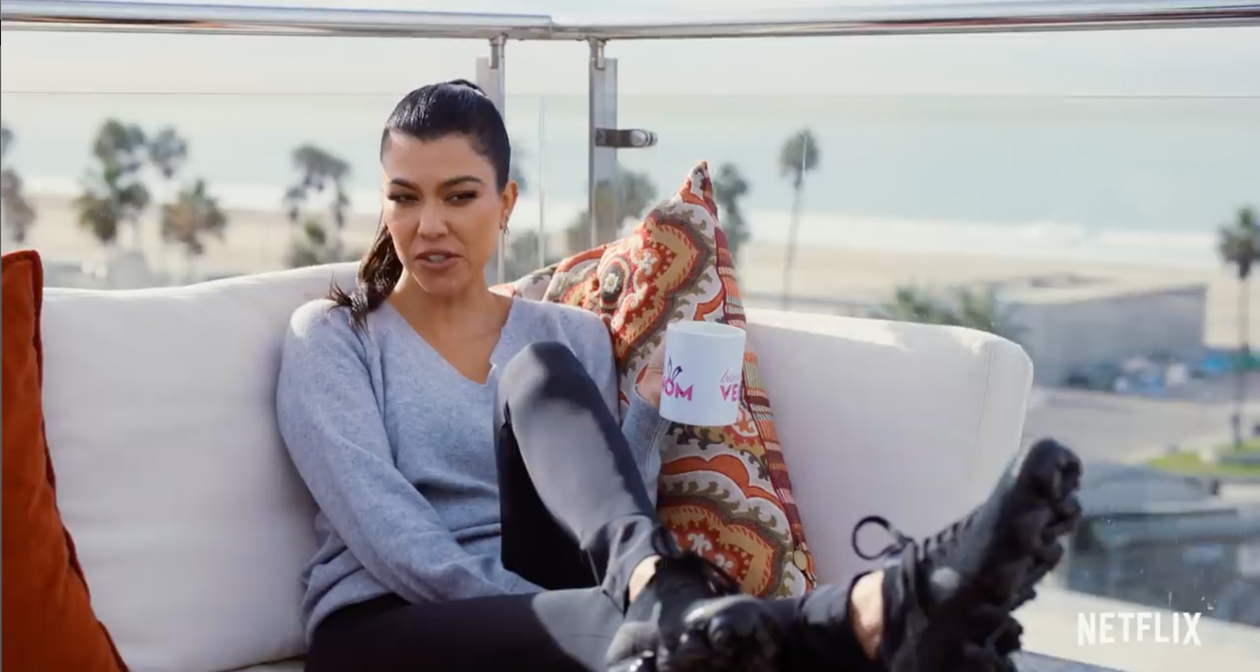 Kourtney Kardashian som Jessica Miles Torres i He's All That (Netflix)
