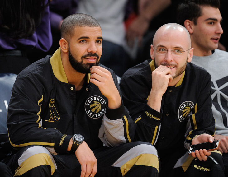 Drake og 40 alias Noah Shebib på kamp mellom Toronto Raptors og Los Angeles Lakers i Staples Center i Downtown Los Angeles i 2015 (Noel Vasquez/GC)