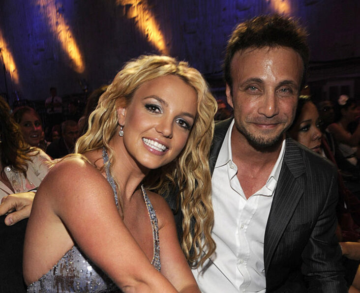 Britney Spears og hennes tidligere manager Larry Rudolph på MTV Video Music Awards i Paramount Pictures Studios i Los Angeles i 2008 (Kevin Mazur/WireImage)