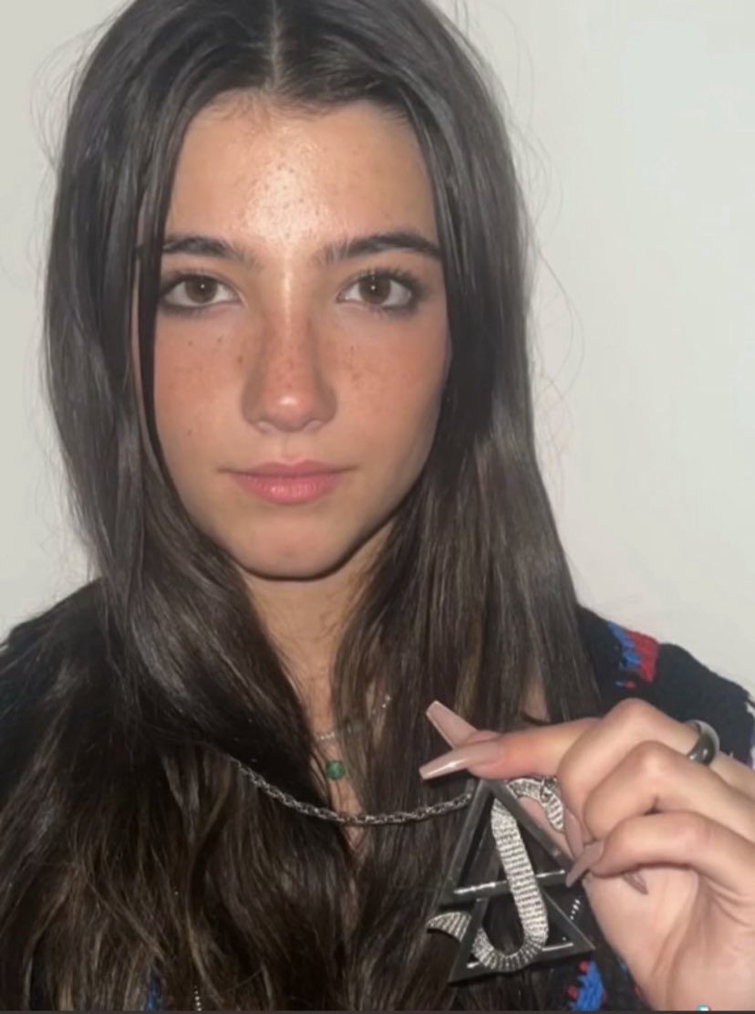 Charli D'Amelio flekser med Scientologi-kjede (TikTok skjermbilde)