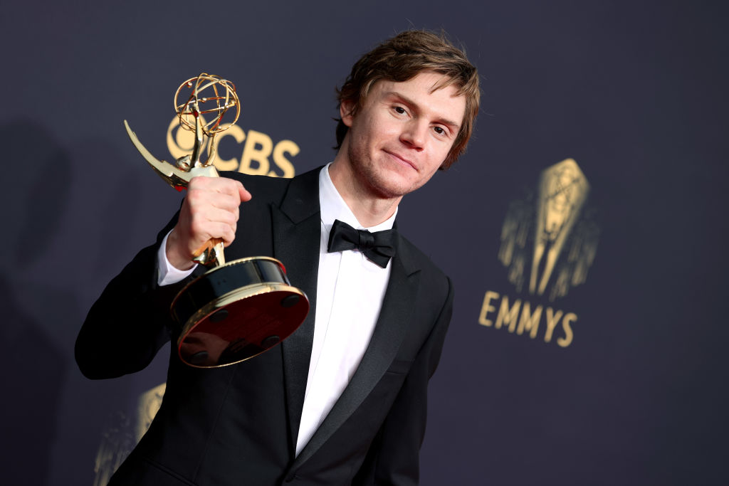 Evan Peters vant Emmy for HBO-serien Mare of Easttown i Los Angeles 19. september 2021 (Rich Fury/Getty)