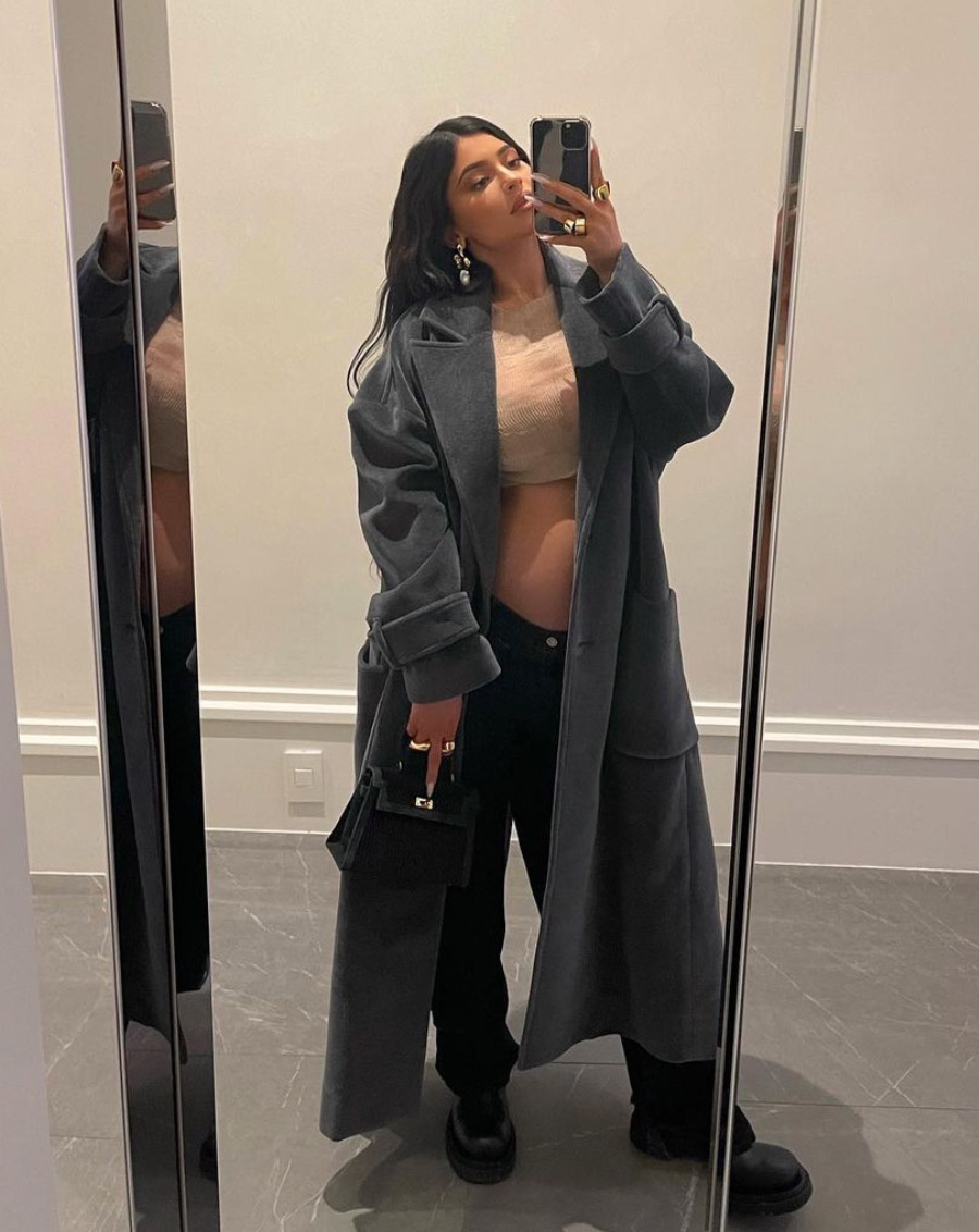 Kylie Jenner i belly-vennlig crop-top (Instagram/kyliejenner)