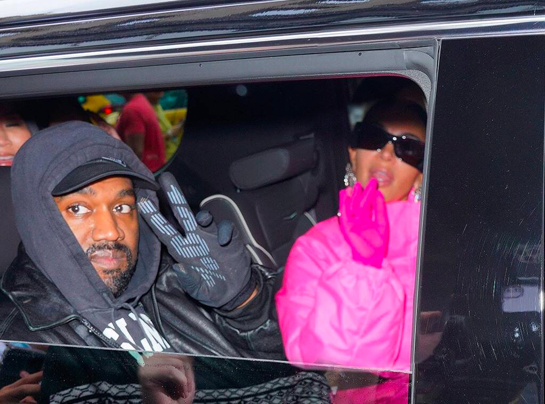 Kanye West og Kim Kardashian forlater sitt hotell i New York 9. oktober hvor Kimberly var vert på Saturday Night Live (Gotham/GC Images)