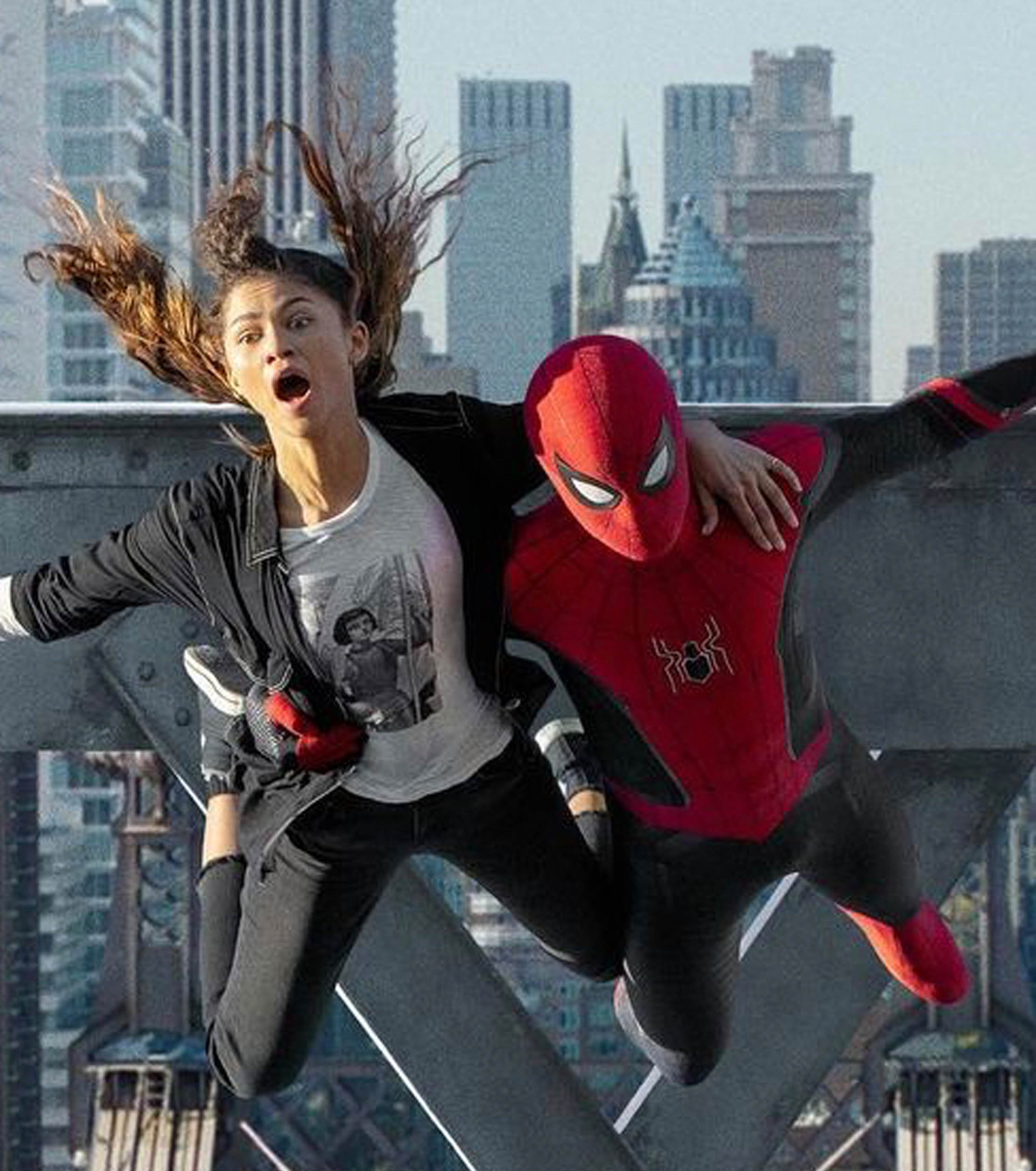 Oscar-øyeblikk? Zendaya som redd MJ, Tom Holland (eller stuntmann) som Peter Parker alias Spidey i Spider-Man No Way Home (Marvel/Sony)
