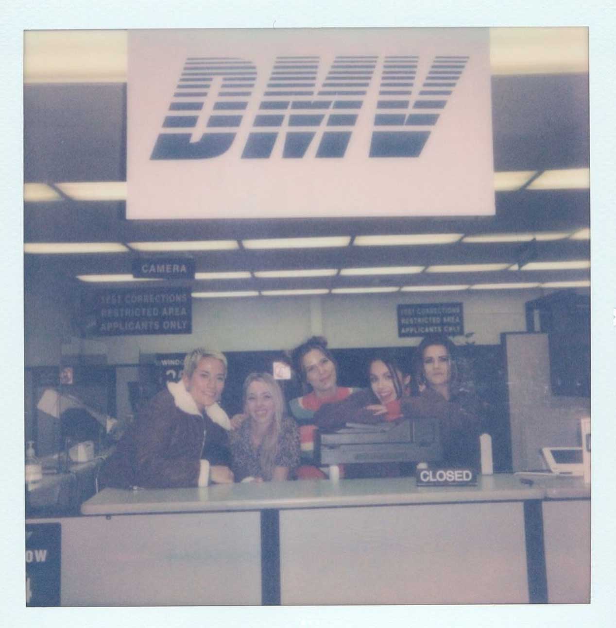 Liv postet dette polaroidbildet fra DMV med bandet sitt til sine 20 millioner IG-følgere (Instagram/oliviarodrigo)