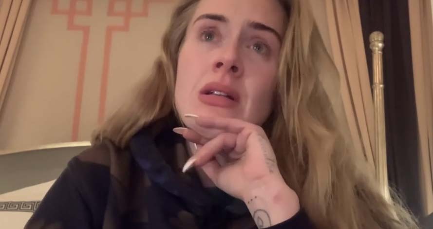 Adele tar til tårene når hun annonserer at sitt residency i Las Vegas må utsettes (skjermbilde)