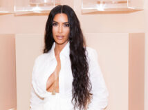 Kim Kardashian på kjøpesenteret Westfield Century City i Los Angeles under lansering av KKW Beauty i 2018. Hun la ned merket i august 2021, til fordel for Skims (Presley Ann/Getty/ABA)