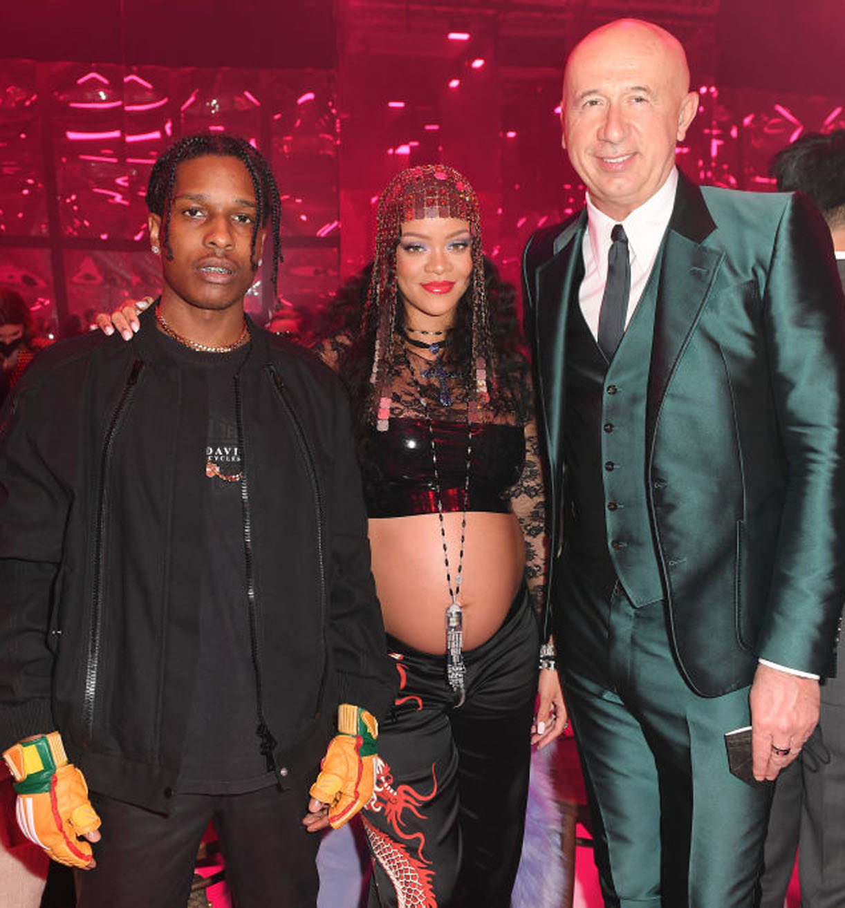 A$AP Rocky, Rihanna og Gucci-CEO Marco Bizzarri på Milan Fashion Week Fall/Winter 2022/23 på fredag 25. februar i Italia (Jacopo M. Raule/Getty)