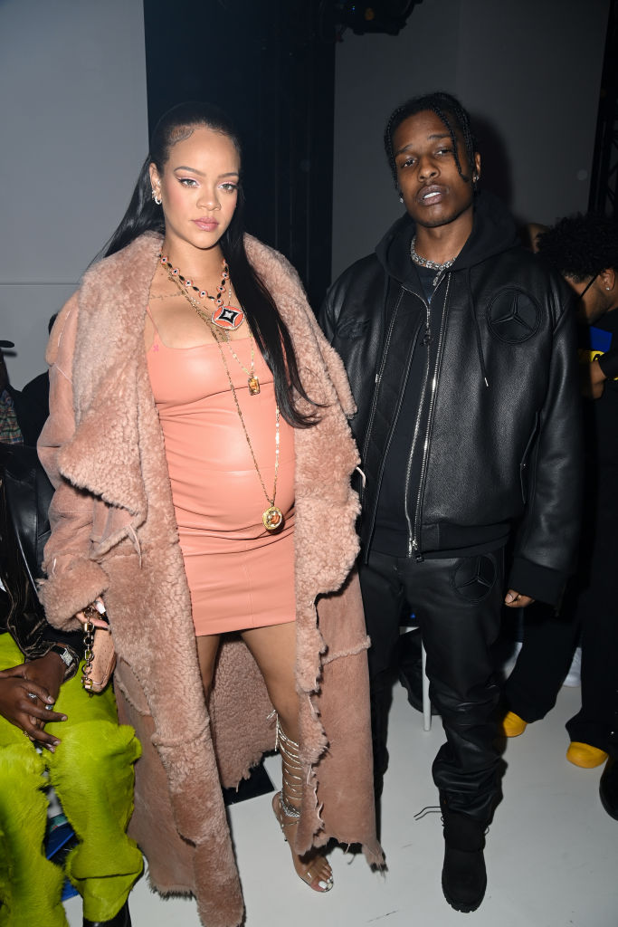 Rihanna og A$AP Rocky på Off-White Womenswear Fall/Winter 2022/2023-showet på Paris Fashion Week 28. februar 2022 i selvfølgelig Frankrike (Pascal Le Segretain/Getty)