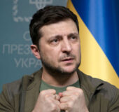 Volodymyr Zelensky har pressekonferanse fra Mariyinsky-palasset i Kyiv i Ukraina 3. mars (Laurent Van der Stockt/Le Monde/Getty)