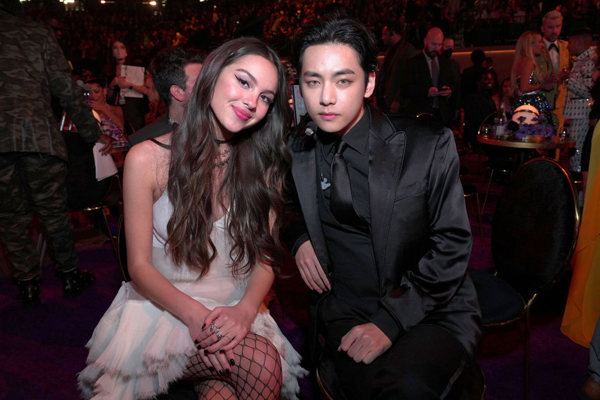 Olivia Rodrigo og V fra BTS på Grammy Awards på MGM Grand Garden Arena i Las Vegas april 2022 (Kevin Mazur/Getty)