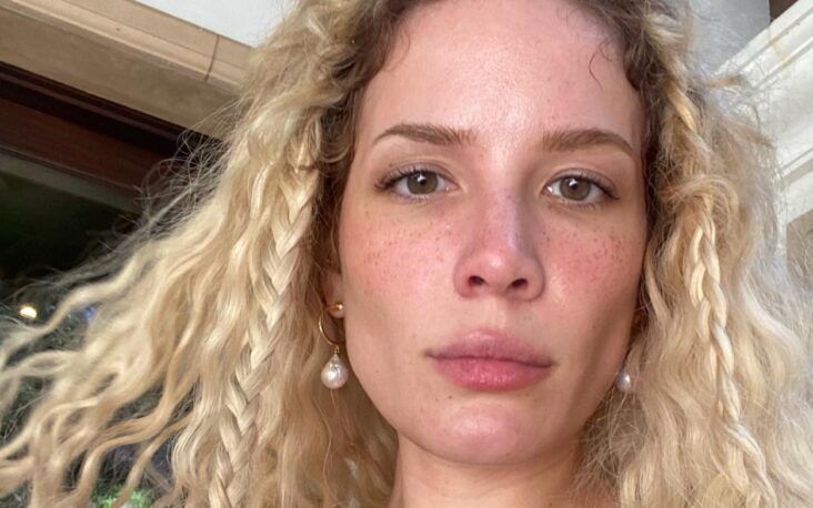 Halsey TikTok stunt viral Capitol Records Instagram