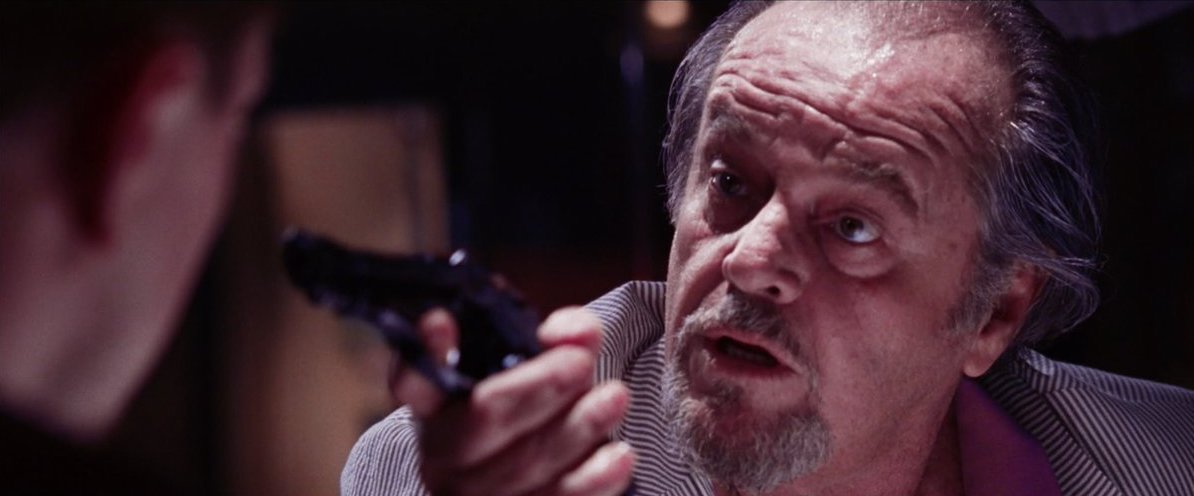 Jack Nicholson trekker frem en pistol mot Leonardo DiCaprio i The Departed