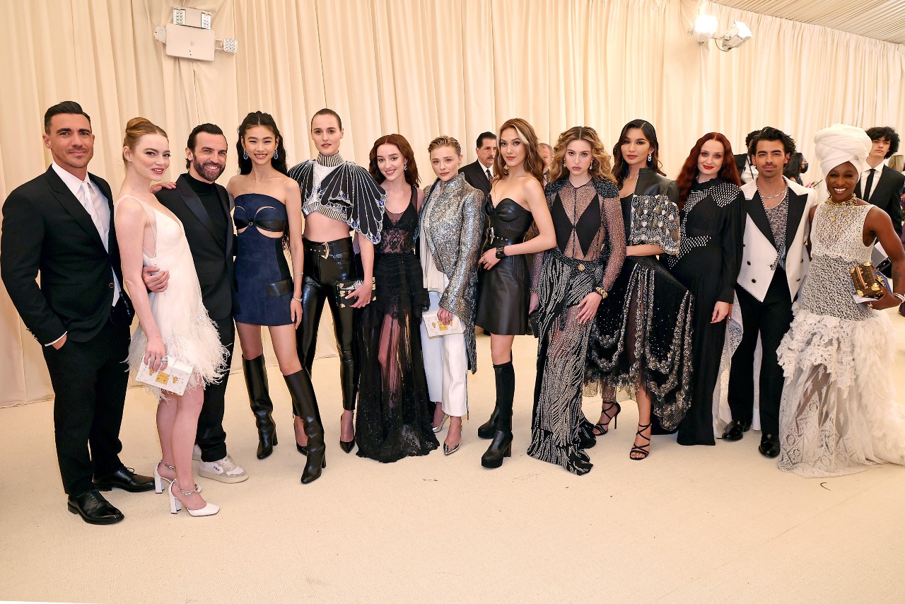 Renate Reinsve med Drew Kuhse, Emma Stone, Nicolas Ghesquière, HoYeon Jung, Phoebe Dynevor, Chloë Grace Moretz, Eileen Gu, Eve Jobs, Gemma Chan, Sophie Turner, Joe Jonas og Cynthia Erivo (Arturo Holmes/MG22/Getty Images for The Met Museum/Vogue)