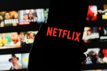 Netflix lar folk som, vil se på reklame betale mindre for å se Netflix (Getty/Jakub Porzycki)