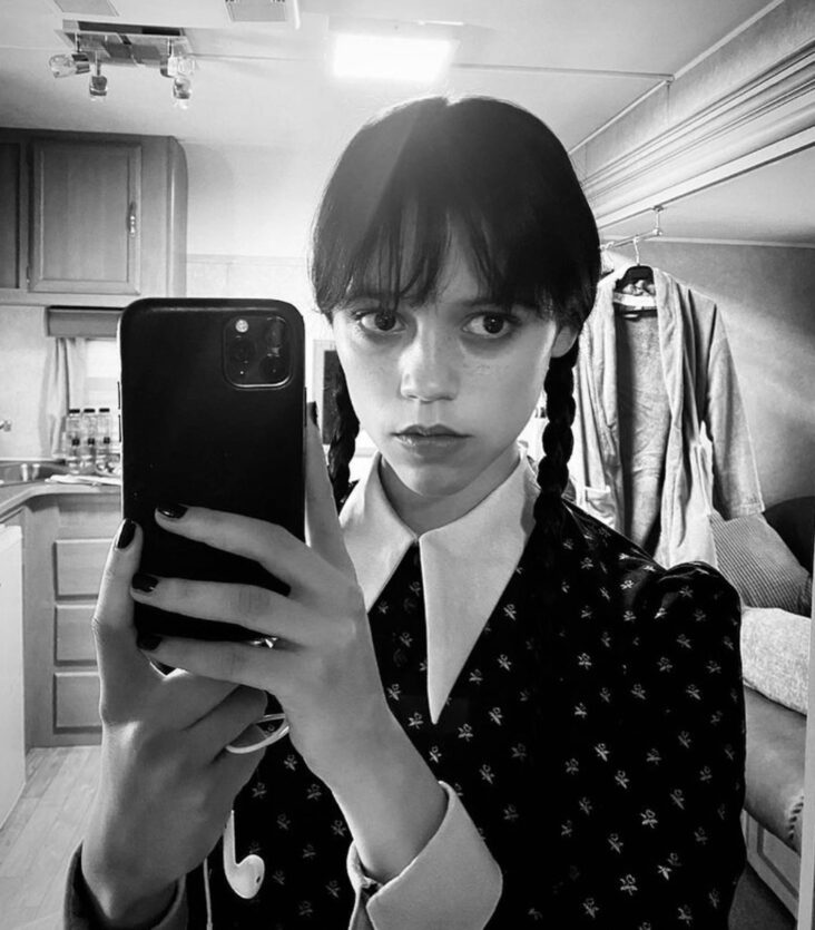 Jenna Ortega selfie Wednesday Addams Tim Burton Netflix Norge tv-serie 730no