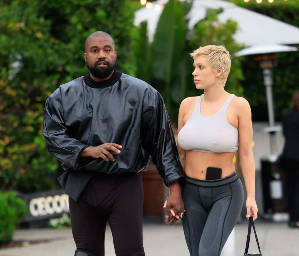 Kanye West og Bianca Censori utenfor Supreme på Sunset Boulevard i West Hollywood i mai 2023 (MEGA/GC Images) 730.no