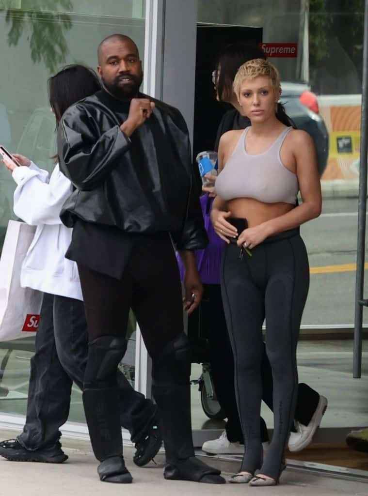 Kanye West og Bianca Censori utenfor Supreme på Sunset Boulevard i West Hollywood i mai 2023 (MEGA/GC Images)