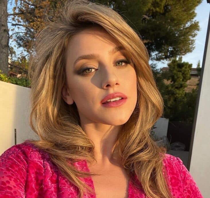 Lili Reinhart deler sminkefri selfies acne instagram