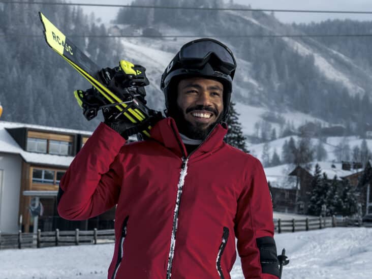 mr and mrs smith sesong 2 reboot 2024 donald glover ski jacket skiing alps norway norge amazon prime video 730no