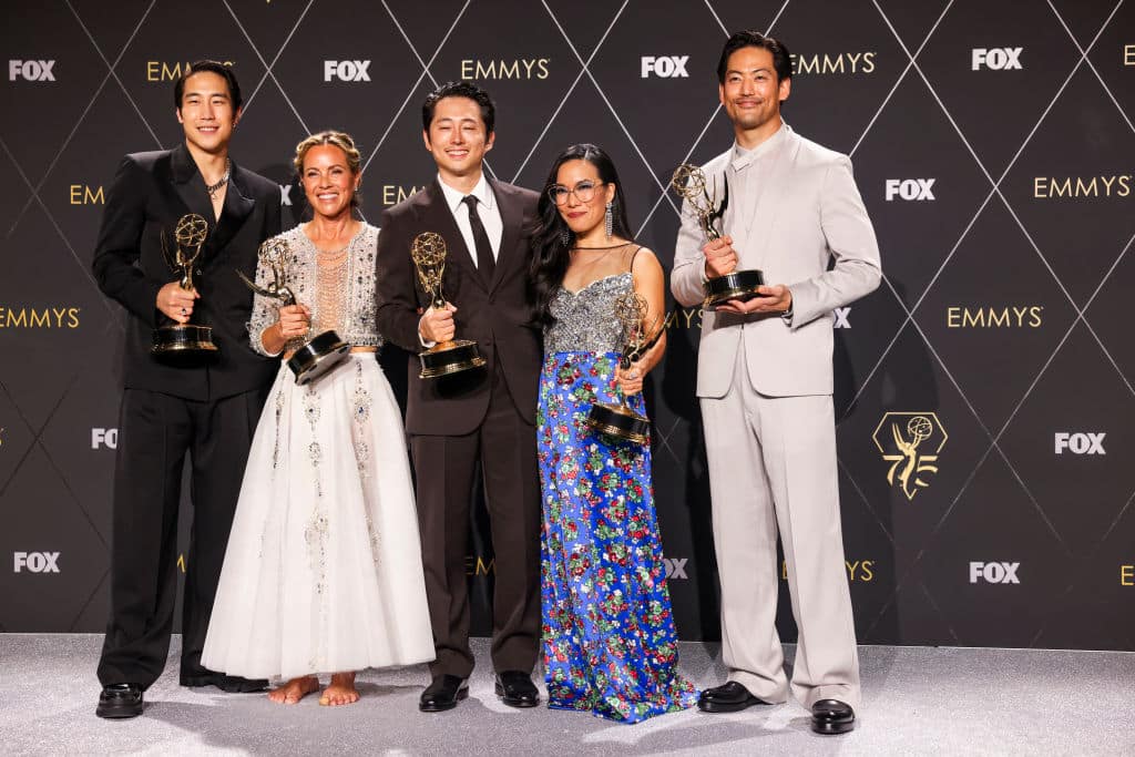 Netflix' A24-serie Beef vant fem priser under Emmy Awards 2024. Her representert av Young Mazino, Maria Bello, Steven Yeun, Ali Wong og Joseph Lee på Peacock Theater i Los Angeles (Dania Maxwell/Getty)