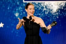 Emma Stone vinner Critics Choice Awards 2024 i The Barker Hangar i Santa Monica i California for rollen som Bella Baxter i Poor Things (Michael Buckner/Getty)