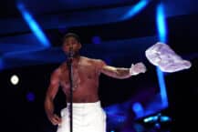 Usher på Apple Music Super Bowl LVIII Halftime Show på Allegiant Stadium i Nevada 11. february 2024 (Jamie Squire/Getty)