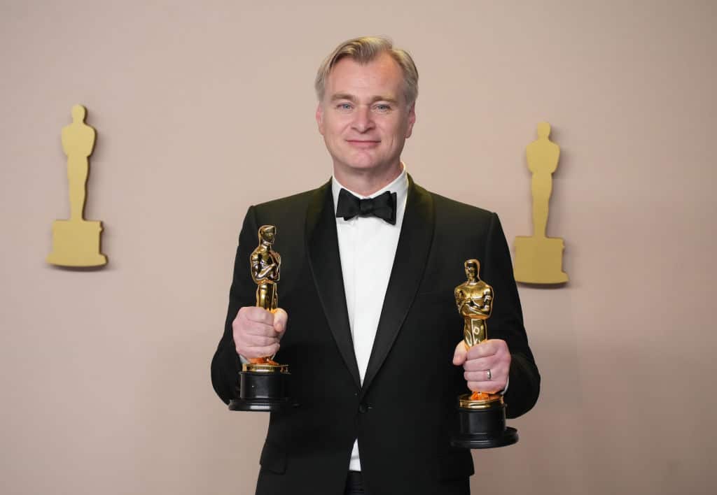 Oppenheimer-skaperen Chris Nolan poserer med sine første Academy Awards-priser (Jeff Kravitz/FilmMagic)