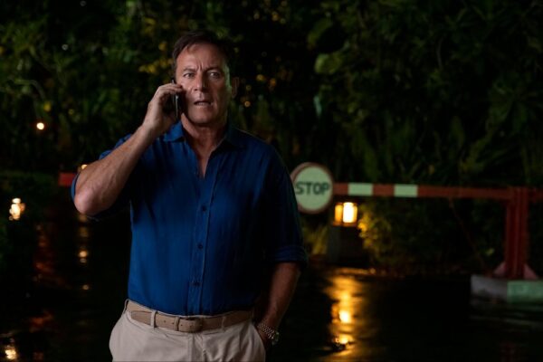 jason isaacs the white lotus penis protese nakenscener kritikk
