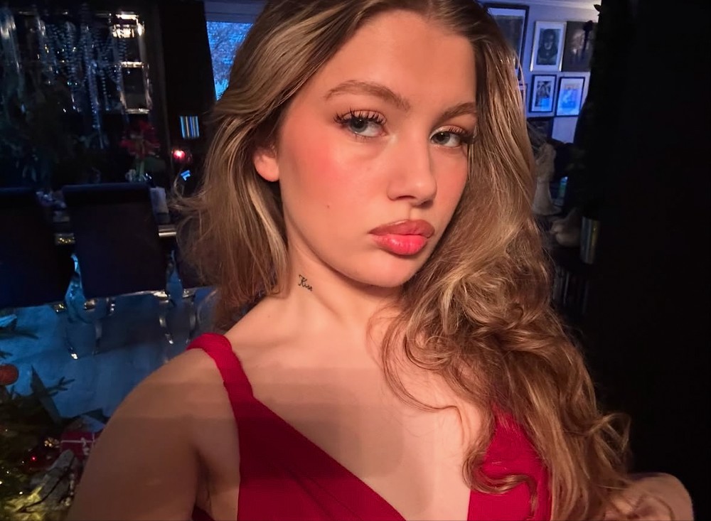 Erkak shafqatsiz qiz jinsiy aloqa video Porno: Ikki kishi bitta mushukni yalaydi