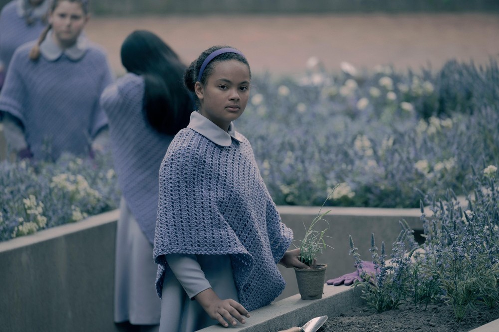 jordana blake som hannah i the handmaids tale